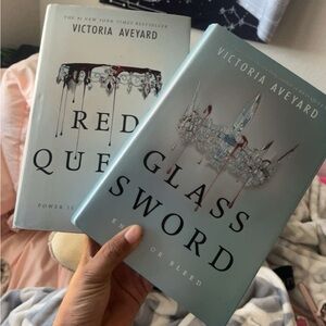 Victoria Aveyard Book Pair - Red Queen & Glass Sword